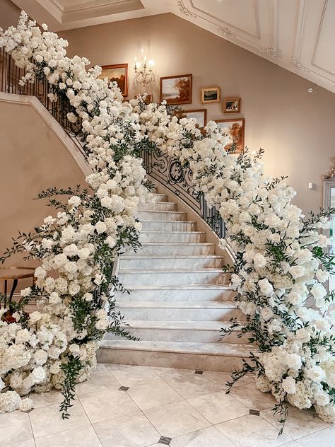 floral staircase wedding idea Wedding Staircase Decoration, Wedding Stairs, Wedding Staircase, White Wedding Decorations, Wedding Isles, Dream Wedding Decorations, Aisle Flowers, Staircase Decor, Arab Wedding