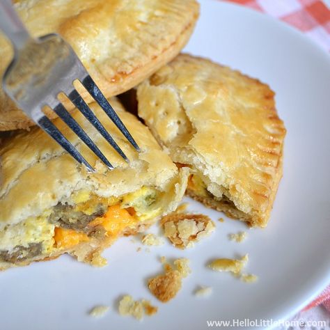 Vegetarian Sausage & Egg Hand Pies Breakfast Hand Pies, Vegetarian Comfort Food Recipes, Pasta Veggies, Cozy Food, Breakfast Pastry, Vegetarian Sausages, Large Breakfast, Dinner Vegan, Vegetarian Comfort Food