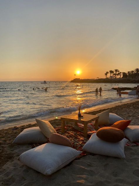 Beach Sunset Picnic Date, Evening Picnic Aesthetic, Beach Dates Aesthetic, Beach Date Aesthetic, Sunset Picnic Date, Picnic Date Aesthetic, Beach Dates, Sunset Picnic, Picnic Games