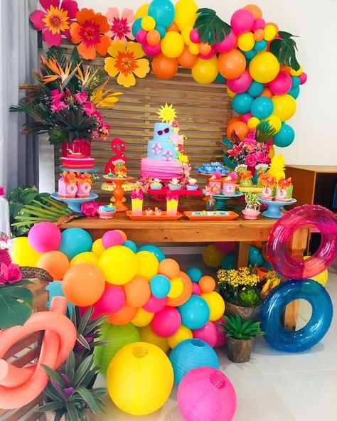 Hawaian Party Decor, Birthday Decorations Pool Party, Beach Party Decorations Indoor, Tropical Bday Party, Neon Summer Party, Pool Party Ideas Decoration, Tropical Pool Party Ideas, Aniversario Pool Party, Birthday Ideas Pool Party