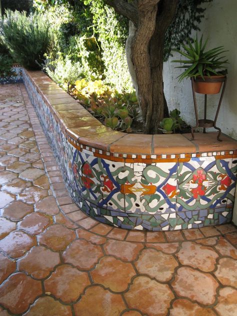 Klein Balkon Decor, Mexican Tile Floor, Privacy Balcony, Christmas Balcony, Apartment Privacy, Diy Balcony, Balcony Ideas Apartment Outdoor, Apartment Christmas, Outdoor Patio Designs