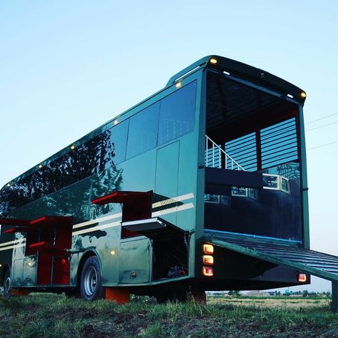 Luxury horse lorry in india, horse float manufacturers in india Horse Lorry, Horse Float, Luxury Horse, Horse Family, Big Horses, Dream Horse, Horse Trailers, Equestrian Sports, Horse Trailer