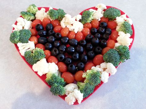 Valentine Veggie Tray Heart Shaped Food Ideas, Valentines Healthy Snacks, Veggie Pasta Recipes, Valentines Party Food, Shaped Food, Heart Shaped Food, Valentines Snacks, Healthy Valentines, Vegetable Tray