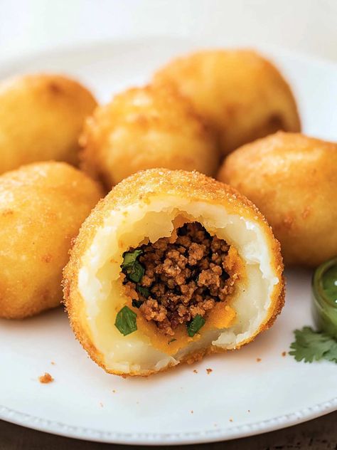 Crispy Colombian papas rellenas stuffed with delicious, sauteed ground beef seasoned with warm spices and Colombian hogao. South American Food, Ground Beef Seasoning, Stuffed Potatoes, American Snacks, Cilantro Lime Sauce, Idaho Potatoes, Colombian Food, Empanadas Recipe, Lime Sauce