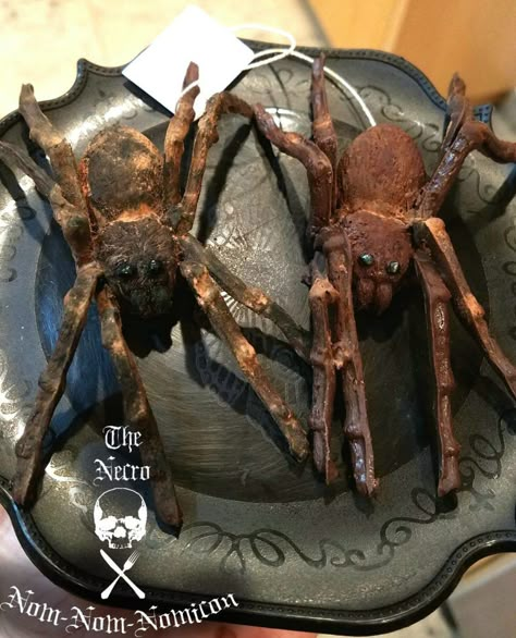 Chocolate Spiders Marshmallow Eggs, Chocolate Spiders, Pasteles Halloween, Creepy Food, Creepy Halloween Food, Decorative Food, Black Food Coloring, Spooky Food, Image Halloween