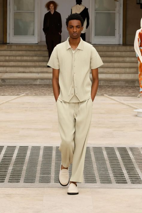 Homme Plissé Issey Miyake Spring 2025 Men's Runway, Fashion Show & Collection Review [PHOTOS] Homme Plisse Issey Miyake, Paris Fashion Week Men, Island Fashion, Spring 2025, Show Collection, 2024 Trends, June 2024, Mens Trends, Fashion Show Collection