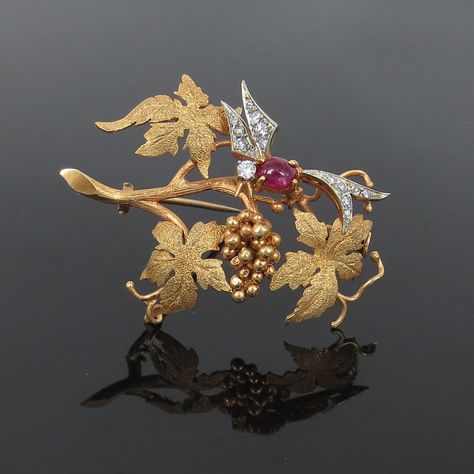 Vintage Diamond & Ruby Hand Carved 18K Gold Grape & Hummingbird Brooch Leather Tooling Patterns, Edwardian Jewelry, Vintage Antique Jewelry, Fine Jewels, Fantasy Jewelry, Ear Jewelry, Vintage Diamond, Vintage Jewellery, Vintage Watches