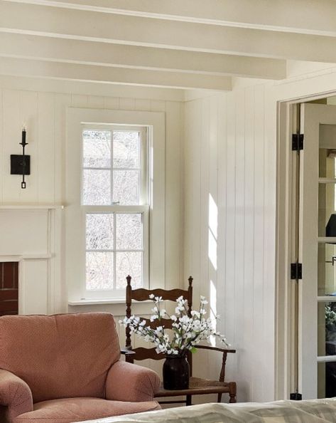 Cape Cod Exterior Colors, Cape Cod Cottage Aesthetic, Cape Cod Style Dining Room, Coastal Cottage Design Ideas, Cape Cod Design Interiors, New England Cottage Living Room, Simply White Living Room, Cape Cod Interior Design Living Room, Painted Wood Paneling Living Room