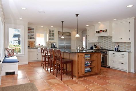 20 Interiors That Embrace the Warm, Rustic Beauty of Terracotta Tiles Terracotta Dining Room, Kitchen With Terracotta Floor, Rustic Tile Floor, Terracotta Kitchen Floor, Terracotta Floor Tiles, Beach Style Kitchen, Wood Tiles, Kitchen Tiles Design, Terracotta Floor