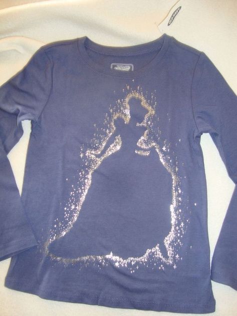 Gamle T Shirts, Cinderella Sparkle, Sparkle Graphic, Bleach Shirt Diy, Tie Dye Crafts, Diy Disney Shirts, Diy Disney, T Shirt Painting, Bleach T Shirts