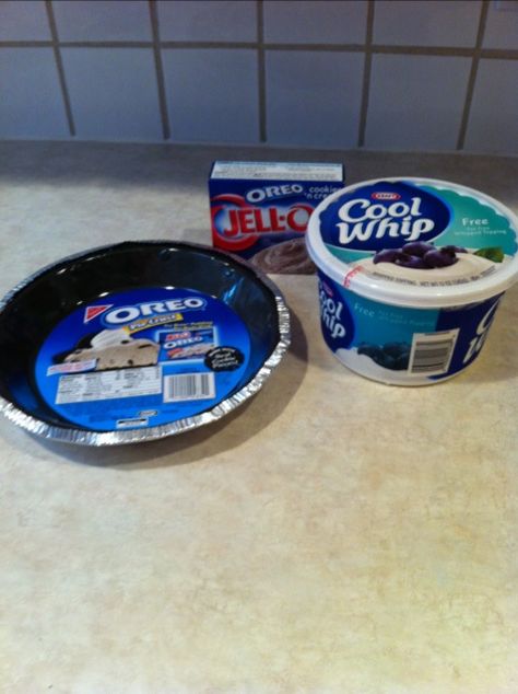 Low calorie Oreo Pudding Pie...another idea to make it even more less calories...use unsweetened vanilla almond breeze to make the pudding. Oreo Pudding Pie, Cool Whip Pies, Pudding Pie Recipes, Low Calorie Chocolate, Pudding Pie Filling, Cool Whip Desserts, Oreo Pie, Oreo Pudding, Easy Puddings