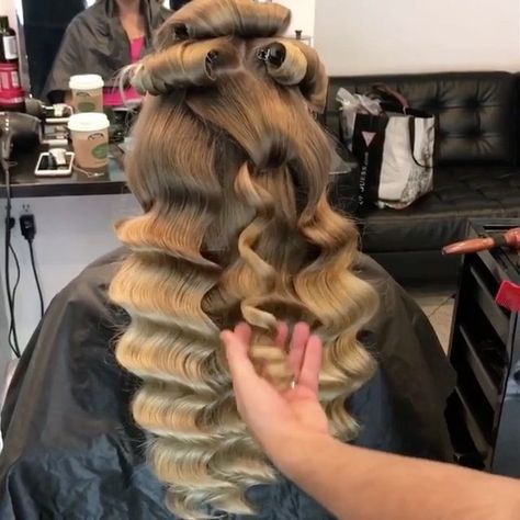 36 mil curtidas, 473 comentários - WAKE UP AND MAKEUP (@wakeupandmakeup) no Instagram: “King of Hollywood waves @mustafaavci 👑 🌊” Wave Curls Long Hair, Finger Wave Curls, Wave Hairstyles, Flapper Hair, Finger Wave Hair, Finger Wave, Long Hair Waves, Short Hair Waves, 1920s Hair