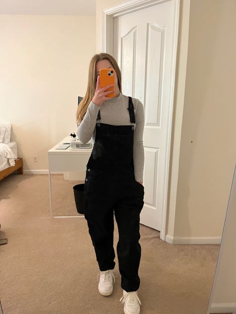 Black Corduroy Overalls Outfit, Goth Overalls Outfit, Black Overalls Outfit Winter, Black Overalls Outfit Fall, Overalls Outfit Long, Oversized Overalls Outfit, Fall Overalls Outfit, Overalls Fall Outfits, Overalls Outfit Fall