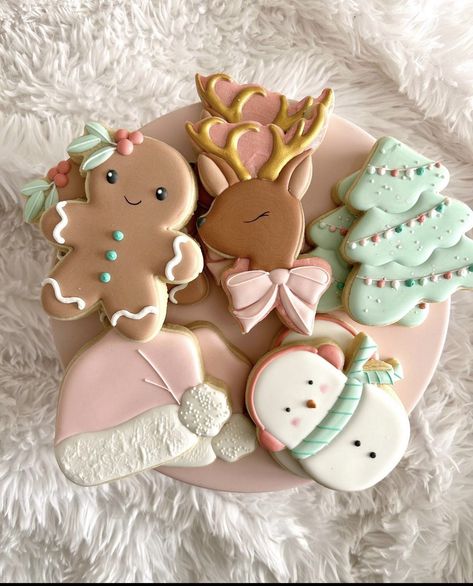 Pink Christmas Cookies, Baking Winter, Christmas Sugar Cookies Decorated, Cooking Decorating, Cookie Decorating Party, Iced Biscuits, Tree Cookies, Santa Cookies, Fancy Cookies