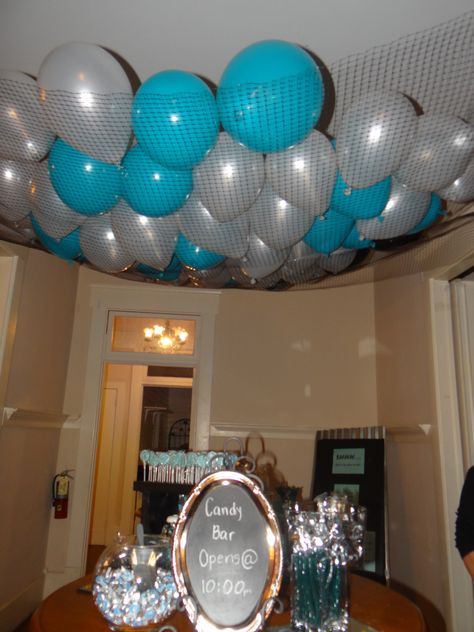 Net Hanging From Ceiling, Balloon Roof Ceilings, Fishing Net Ceiling Decor, Ballons On The Celling, Balloon Net Drop, Balloon Ceiling, 21st Ideas, Birthday Decorations Kids, Nye Party