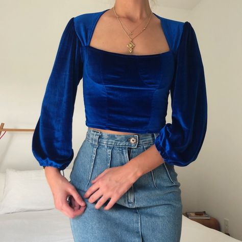 Velvet Crop Top Outfit, Square Neck Long Sleeve Top, Western Dresses For Women, Square Neck Long Sleeve, Indian Saree Blouses Designs, Ladies Blouse Designs, Trendy Fashion Tops, Neue Outfits, Lace Dress With Sleeves