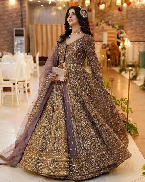 Dress Colour Combination Ideas, Wedding Dress And Sneakers, Wedding Dress Coverup Ideas, Dress And Jeans Outfit, Dress And Jeans Outfit Together, Dress Colour Combination, Wedding Dress Coverup, A Dress Drawing, Black Woman Dress