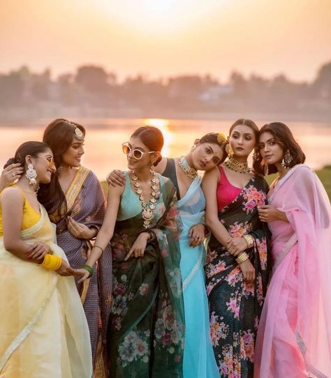 Traditional Group Photoshoot, Onam Photoshoot Ideas With Friends, Traditional Group Poses, Saree Group Poses, Group Saree Poses, Saree Poses With Friends, Onam Photoshoot Ideas, Sisters Photography Poses, Group Photo Poses