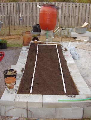 DIY drip irrigation system w/a rain barrel (papercreteparadise.blogspot.com) Been thinking of getting something like this but if I can make one I shall try it out woohoo! Sprinkler System Diy, System Thinking, Irrigation System Diy, Irrigation Diy, Drip Irrigation Diy, Taman Diy, Garden Watering System, Taman Air, Water Irrigation