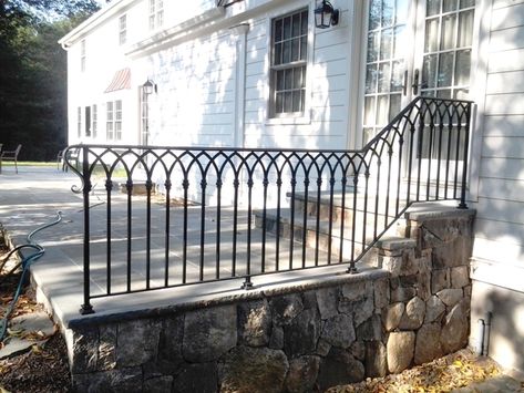 Wrought Iron Railing Exterior, Wrought Iron Porch Railings, Iron Railings Outdoor, Iron Balcony Railing, Front Porch Railings, Porte In Ferro, Outdoor Stair Railing, Wrought Iron Stair Railing, Patio Railing