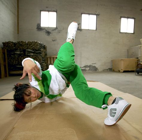 breakdance freeze like :) Break Dance Outfit, Summer Camp Art, Pics Ideas, Dynamic Poses, Break Dance, Camping Art, Dance Photography, Dance Poses, Pic Ideas