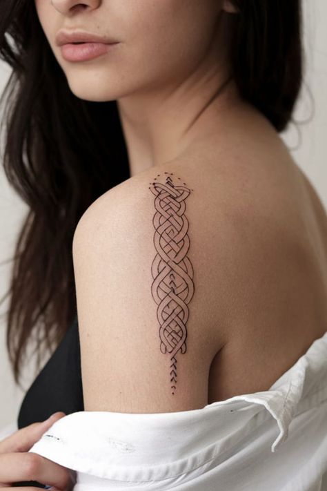 Celtic Knots Dna Tattoo Ideas, Cultural Tattoos, Dahlia Tattoo, Abstract Art Tattoo, Dna Tattoo, Blade Tattoo, Animal Sleeve Tattoo, Sun Tattoo Designs, Shoulder Blade Tattoo