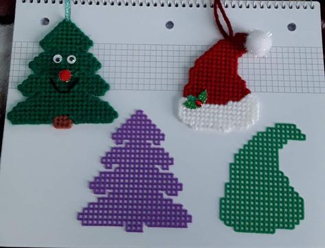 Plastic Canvas Snowman Patterns Free, Needlepoint Magnets, Christmas Magnets, Canvas Ornaments, Christmas Brooches, Easy Christmas Ornaments, Plastic Canvas Coasters, Christmas Magnet, Plastic Canvas Ornaments