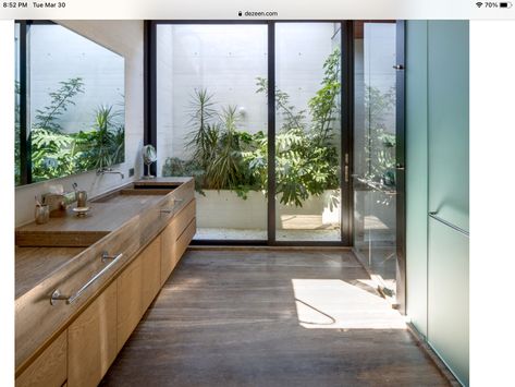 White Concrete House, Parents Retreat, Garden Escape, Indoor Outdoor Bathroom, Open Bathroom, Natural Bathroom, Concrete Houses, Japanese Interiors, Bathroom Rules