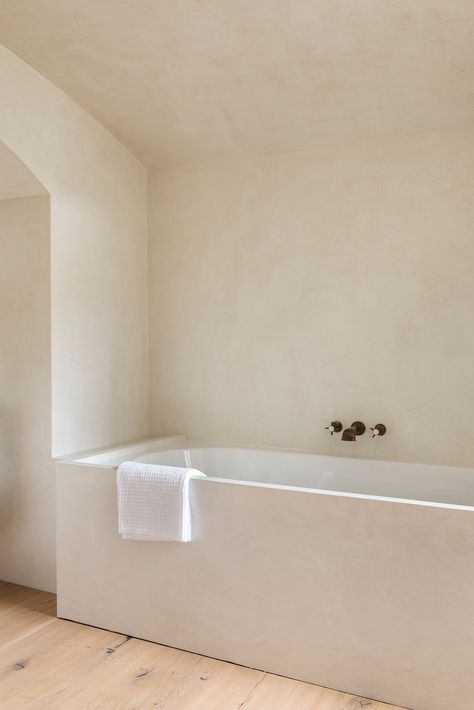 Microcement Bathroom With Tub, Plaster Tub Surround, Micro Cement Bath, Microcement Bathtub, Plaster Bathroom, Tadelakt Bathroom, Microcement Bathroom, Concrete Bathtub, Cement Bathroom