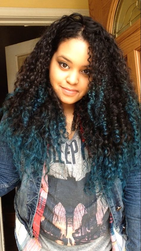 Teal tips. Natural curly hair ombré Teal Curly Hair, Beautiful Natural Curly Hair, Ombre Wavy Hair, Textured Hairstyles, Wild Leaves, Ombre Curly Hair, Best Ombre Hair, Dyed Curly Hair, Blue Ombre Hair