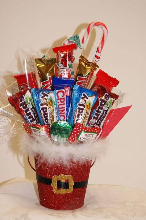 Diy Christmas Baskets, Diy Christmas Candy, Candy Arrangements, Candy Gift Baskets, Candy Bouquet Diy, Christmas Candy Gifts, Easy Diy Christmas Gifts, Christmas Bouquet, Santa Candy