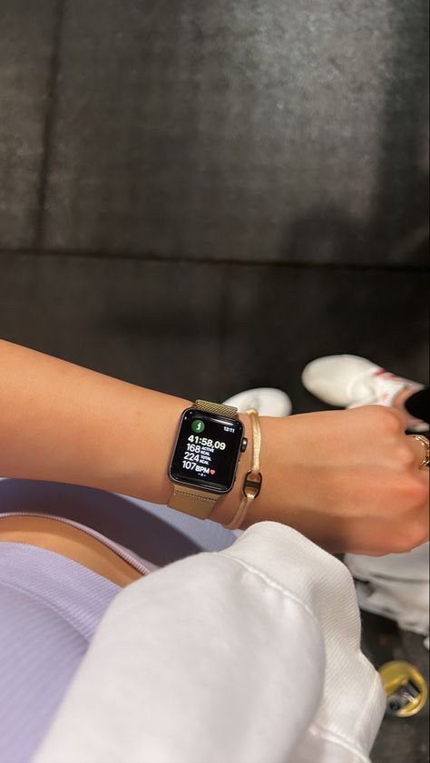 Apple Watch Starlight, Christamas Gifts, Apple Watch Hacks, Get Instagram Followers, Gadgets Technology Awesome, Old Money Style, Classy Jewelry, Stockholm Fashion