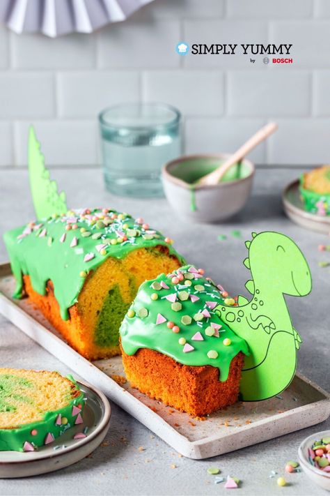 Dieser Dino Kuchen wird das Highlight auf dem nächsten Kindergeburtstag! Hol dir das einfach beste Rezept mit Videoanleitung und Schablone hier❤ Dino Muffins, Children Birthday Cake, Dino Cake, Toppers Diy, Dino Party, Baby Birthday Party, Baby Birthday, Kids Birthday, Muffins