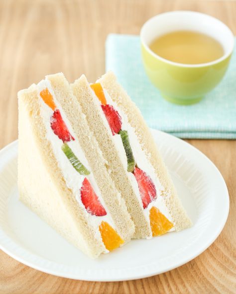 Fruit Sando, Fruit Sandwiches, Fruit Board, Tea Sandwich, Tea Party Sandwiches, Fruit Sandwich, Party Sandwiches, Sweetened Whipped Cream, Mini Sandwiches