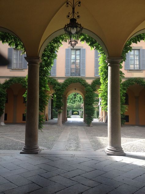 Italian Villa Courtyard, Green Courtyard, Italian Courtyard, Castle Aesthetic, Italian Architecture, Italian Villa, Prom Ideas, Spanish House, Public Building