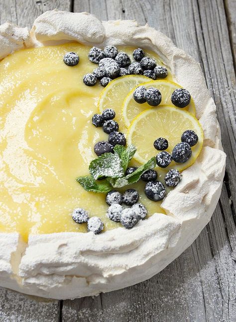 Pavlova Toppings, Lemon Curd Pavlova, Deserturi Raw Vegan, Pavlova Dessert, Pavlova Cake, Pavlova Recipe, Lemon Desserts, Lemon Recipes, Food Cakes