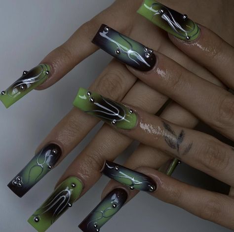 Black And Green Spooky Nails, Gothic Fairy Nails, Halloween Aura Nails, Charli Nails, Green Aura Nails, Black And Green Nails, Green Halloween Nails, Green And Black Nails, 16 Nails