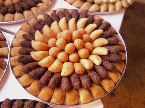 Kit contendo:   01 bolo 20 fatias   50 docinhos (mini churros em copinhos ou docinhos tradicionais   100 salgadinhos - r$ 210,00  ... Catering Ideas Food, Party Food Platters, Wedding Buffet, Food Displays, Food Display, Buffet Food, Party Food Appetizers, Food Platters, Pinterest Recipes