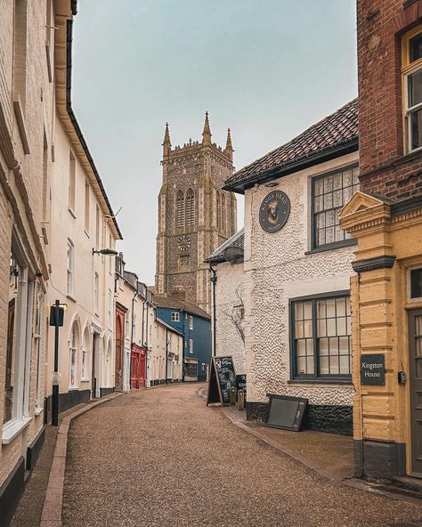 ‘The Gem of the Norfolk Coast’ is what the ancient fishing town of Cromer is known as. Set high up on windswept cliffs with narrow, passageways that wind down to the beach, old inns, an esplanade, a pier built in 1901 and famous for its crab 🦀 . , #fishingvillage #cromer #norfolk #visitengland fishing village #visitbritain #fortheloveoflanes #englishtown #iamatraveller north Norfolk #hiddengems Norfolk Aesthetic, Cromer Norfolk, Fishing Town, North Norfolk, Norfolk Coast, Summer Picture Poses, Visiting England, Fishing Villages, Summer Pictures