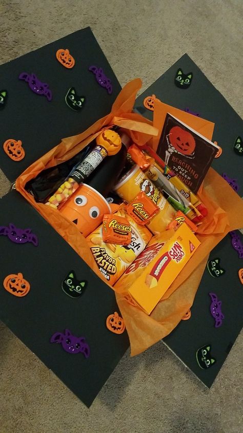 Birthday Baskets, Halloween Themed Snacks, Spooky Basket, Halloween Care Packages, Spooky Halloween Gifts, Boo Baskets, Halloween Basket, Halloween Snack, Presents For Girlfriend