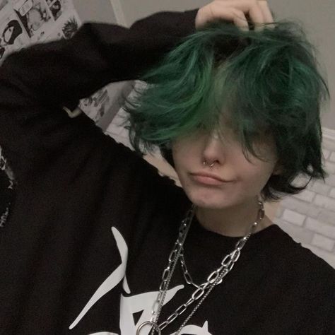 Rambut Emo, Emo Boy Hair, Arabic Logos, Dark Green Hair, Androgynous Hair, Short Grunge Hair, Hair Inspiration Short, Shot Hair Styles, Alternative Hair