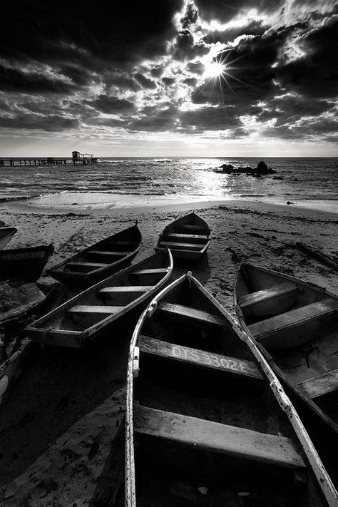 The Art Of Black And White Photography #LandscapeBlackAndWhite Message Man, Row Boats, Black And White Landscape, Foto Tips, Lukisan Cat Air, Black And White Aesthetic, Black N White Images, White Picture, Jolie Photo