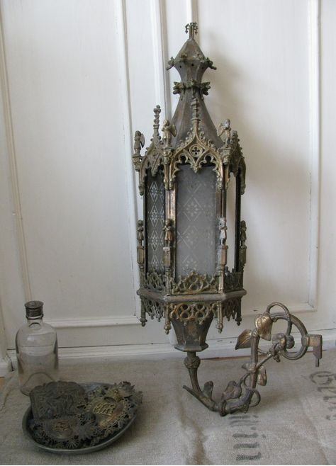 Via Brocante Charmante Goth Lantern, Gothic Lamp Victorian, Lantern Antique, French Rococo Lamps, Halloween Camping, Gothic Street Lamp, Gothic Furniture, Vintage Lanterns, Gothic Metal