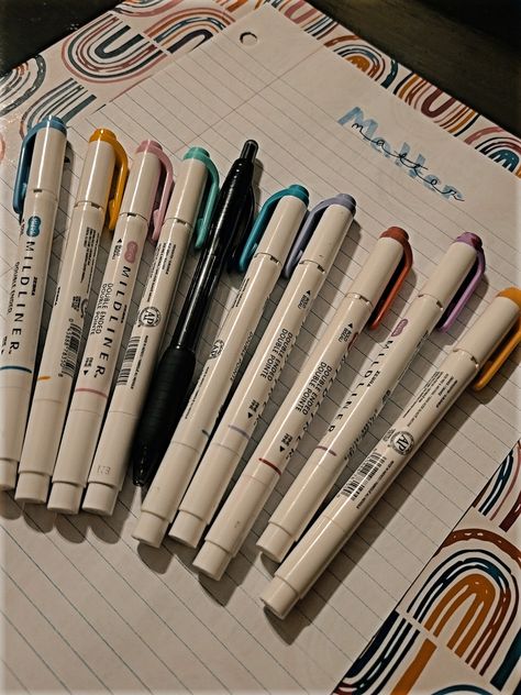 Midliner Pens, Notes Highlighter, Aesthetic Science, Science Notes, Dream School, School Bag, Note Taking, Highlighter, Little Things