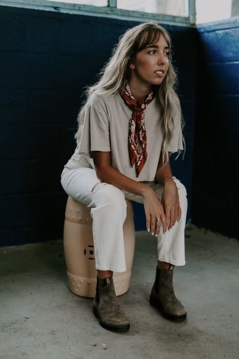 Fall Desert Outfit Ideas, Fall Outfit Vest Women, Casual Desert Outfit, Mountain Vacation Outfits Spring, Easy Monochromatic Outfit, Field Reporter Outfit, White Cords Outfit, Outfits For Portraits, Western Stylish Outfits