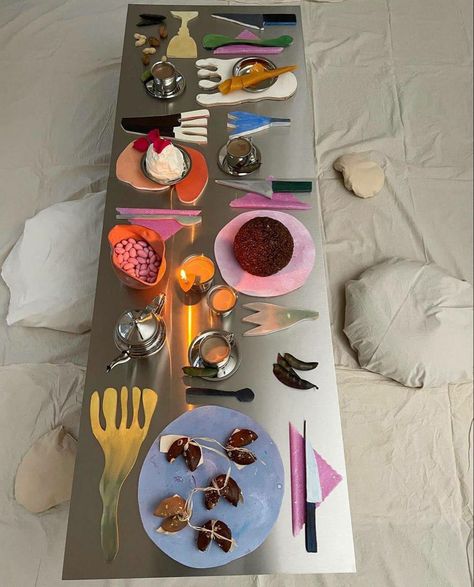 Dinner Set Up, Apartment Party Aesthetic, Table Aesthetic, Dinner Setting, Table Setting Inspiration, Dinner Table Decor, Wedding Table Settings, My New Room, Food Design