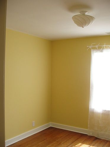 Benjamin Moore Fresh Butter - love the name, love it for the staircase hallway Yellow Bedroom Paint, Country Bungalow, Pintura Interior, Fresh Butter, Pond House, Yellow Bedroom Decor, Deco Living, Yellow Room, Yellow Living Room