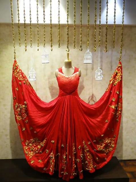 window display for each day of navratri♡♥ Clothing Boutique Decor, Bridal Shop Decor, Clothing Boutique Interior, Bridal Boutique Interior, Fashion Window Display, Clothing Store Displays, Retail Store Interior Design, Clothing Store Interior, Clothing Store Design