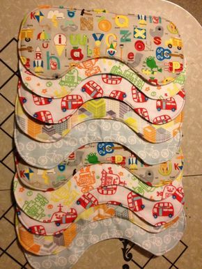 Burp Cloth Tutorial, Burping Baby, Burp Cloth Patterns, Baby Gifts To Make, Burp Rags, Baby Sewing Projects, Quilt Baby, Baby Projects, Baby Burp Cloths