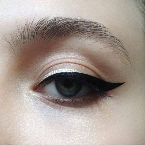 Eyeshadow ideas Makeup Hooded Eyes, Eyeliner Tips, Eyeliner Hacks, White Eyeliner, Smink Inspiration, Glitter Eyeliner, Beauty Make-up, Braut Make-up, Hot Fitness